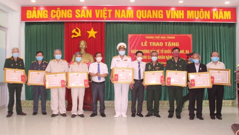 Thừa ủy quyền của Chủ tịch nước, lãnh đạo TP. Nha Trang trao Huân chương cho các cá nhân.
