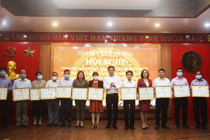 Tổng kết 20 năm thực hiện Nghị quyết số 13 về kinh tế tập thể