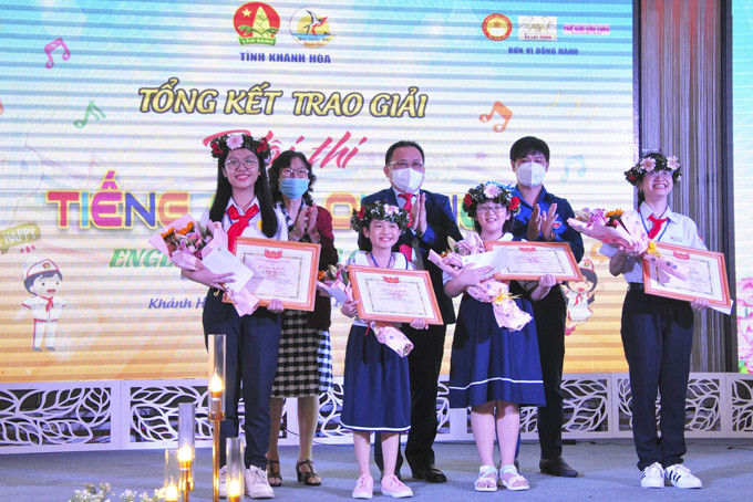 Ông Lê Hữu Hoàng cùng đại diện Ban tổ chức trao giải nhất cho các thí sinh.