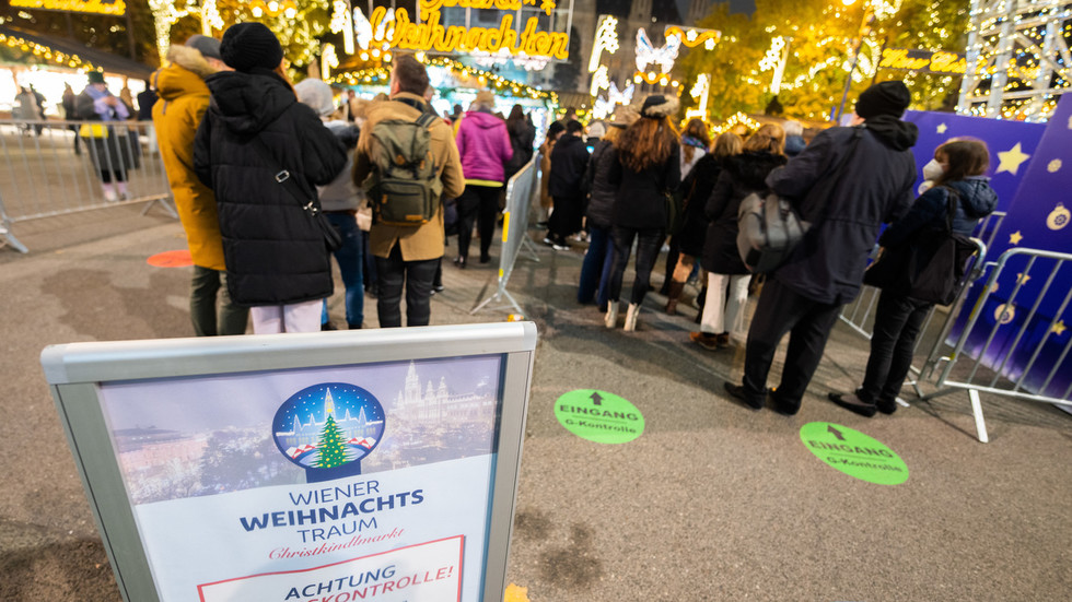 Người dân xếp hàng tại một khu chợ ở Vienna, Áo ngày 12/11. Ảnh: AFP