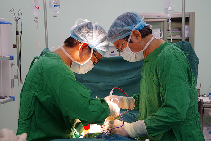 Phẫu thuật cột sống thành công cho bệnh nhân lớn tuổi, mắc nhiều bệnh lý nền nặng