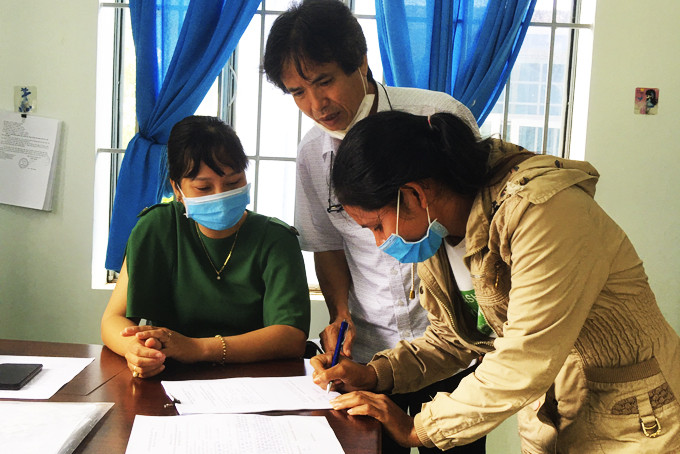 Người dân xã Khánh Phú (huyện Khánh Vĩnh) ký cam kết chọn mẫu và đối ứng xây nhà theo nguồn kinh phí tài trợ của VietinBank.