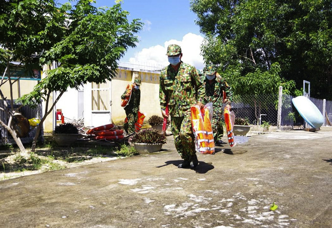 Cán bộ, chiến sĩ Đồn Biên phòng Cam Hải Đông luyện tập phương án cứu hộ, cứu nạn.