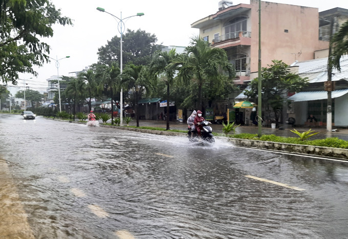 Ngập nước ở khu vực đường Trần Phú (trước UBND phường Vĩnh Nguyên).
