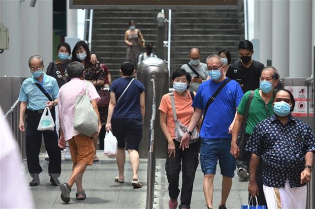 Người dân đeo khẩu trang phòng dịch COVID-19 tại ga tàu điện ngầm ở Singapore ngày 7/10/2021. (Ảnh: THX/TTXVN)