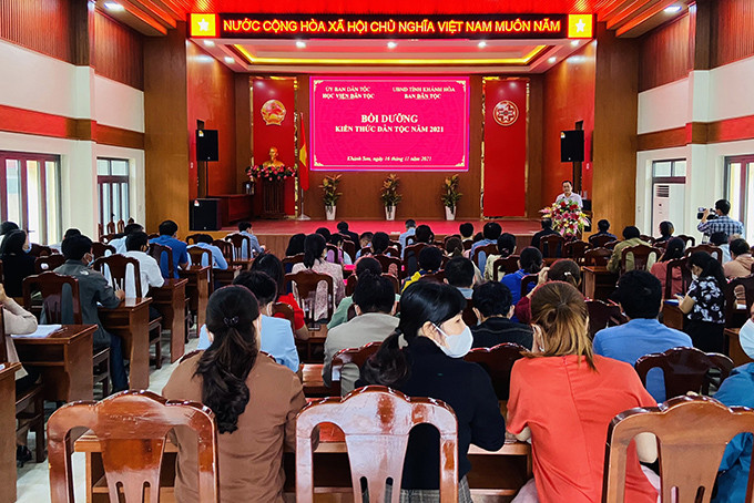Ông Đặng Văn Tuấn - Trường Ban Dân tộc tỉnh phát biểu khai mạc lớp học.