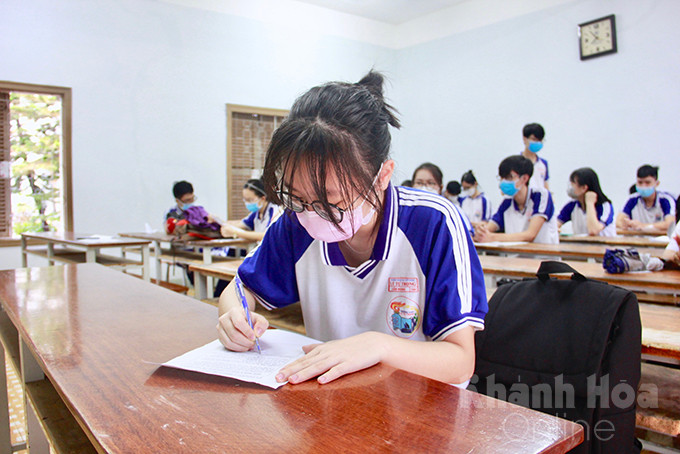 Em Phan Thị Cẩm Nhung, học sinh lớp 12A2, Trường THPT Lý Tự Trọng chia sẻ, em rất mừng khi ngày hôm nay được tiêm vắc-xin phòng Covid-19. 