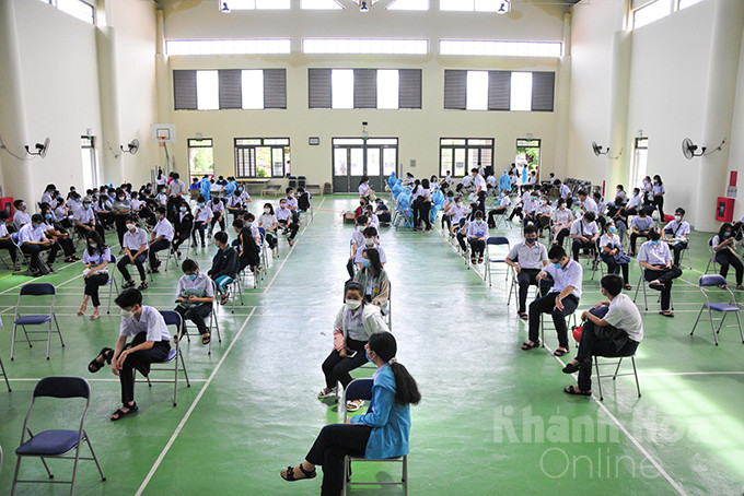 Ngày 16-11, Trường THPT Phạm Văn Đồng (TP. Nha Trang) phối hợp tổ chức tiêm vắc-xin Covid-19 cho hơn 1.600 học sinh trường
