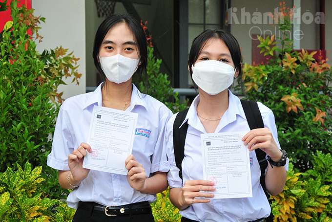Hai học sinh Trường THPT Phạm Văn Đồng phấn khởi sau khi được tiêm vắc-xin