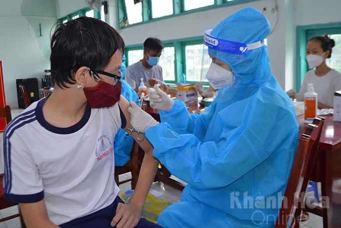 Học sinh THPT huyện Diên Khánh tiêm chủng vắc xin phòng Covid-19