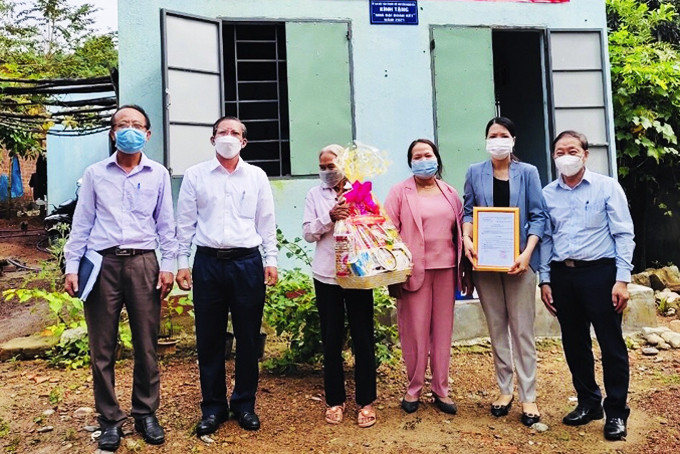 Đoàn công tác của UBMTTQ Việt Nam tỉnh và địa phương trao quà,  bàn giao nhà cho người dân huyện Khánh Vĩnh.