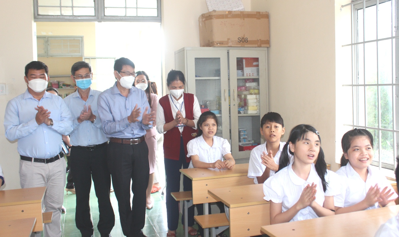 Ông Đinh Văn Thiệu thăm điều kiện dạy học cho trẻ em khuyết tật tại Trung tâm Bảo trợ xã hội tỉnh.