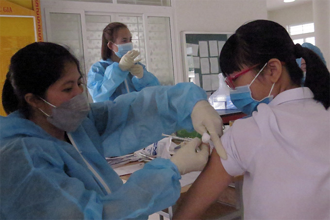 Tiêm vắc xin cho học sinh tại Nha Trang