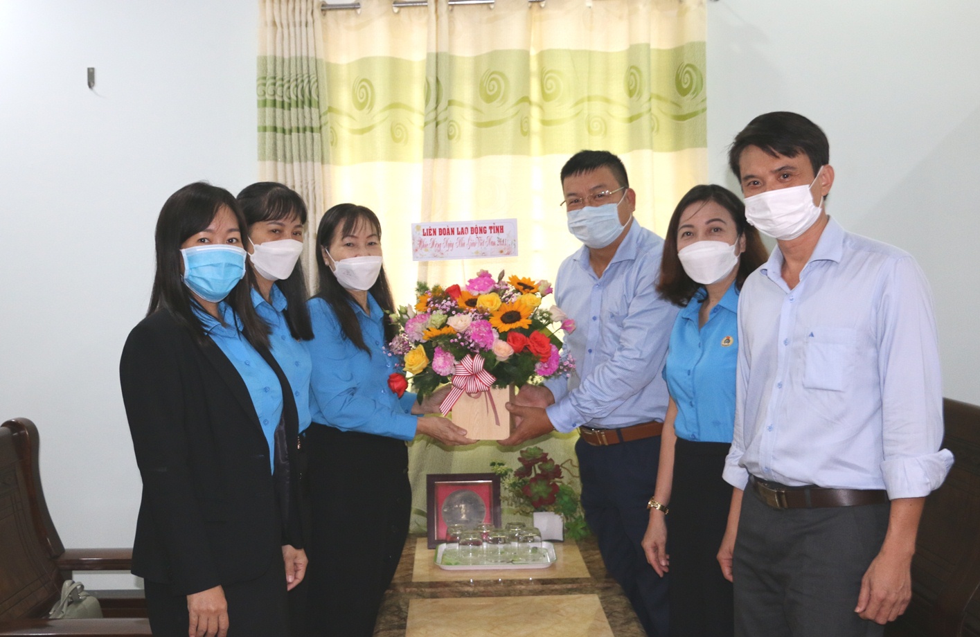Bà Nguyễn Thị Hằng (thứ 3 từ trái sang) tặng hoa, chúc mừng tại Sở Giáo dục và Đào tạo.