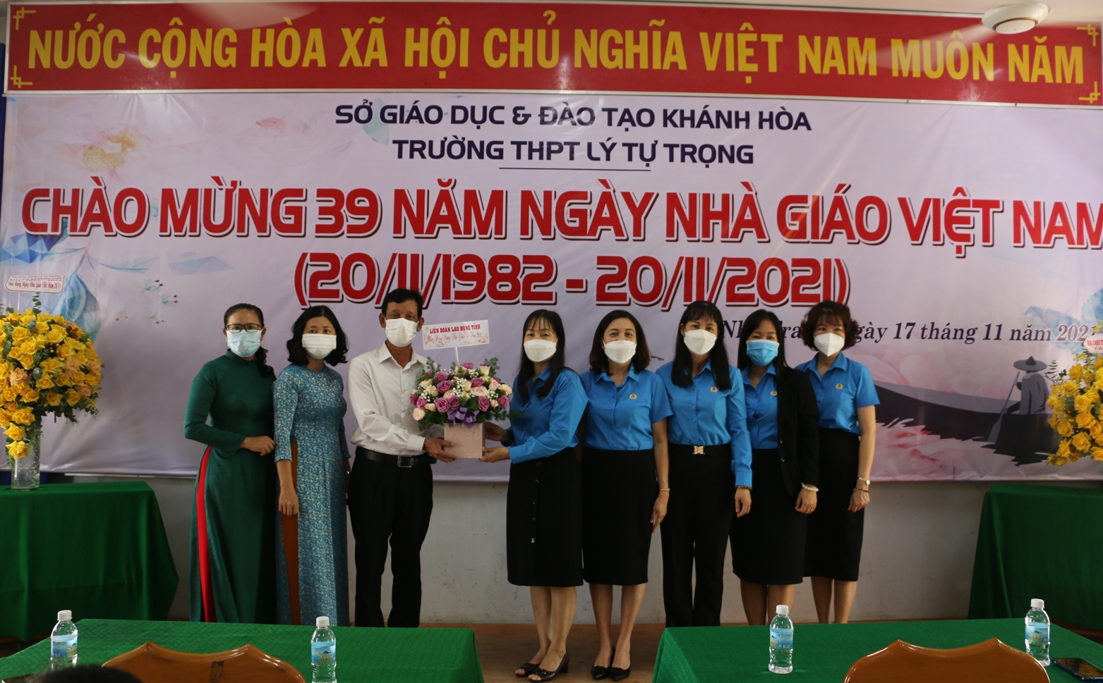 Bà Nguyễn Thị Hằng tặng hoa, chúc mừng Trường THPT Lý Tự Trọng.