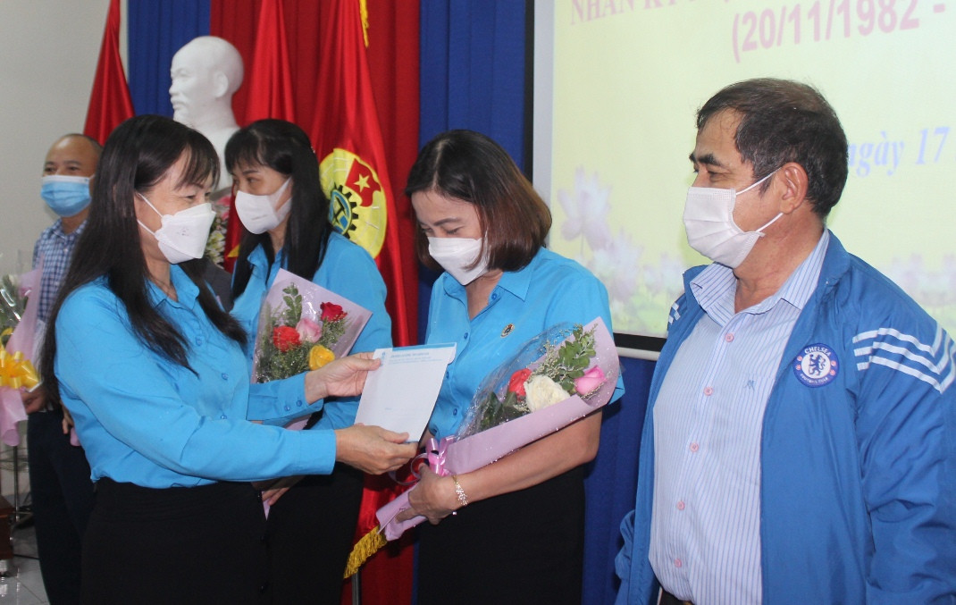 Bà Nguyễn Thị Hằng tặng hoa, chúc mừng cán bộ công đoàn chuyên trách đã và đang công tác trong ngành giáo dục.