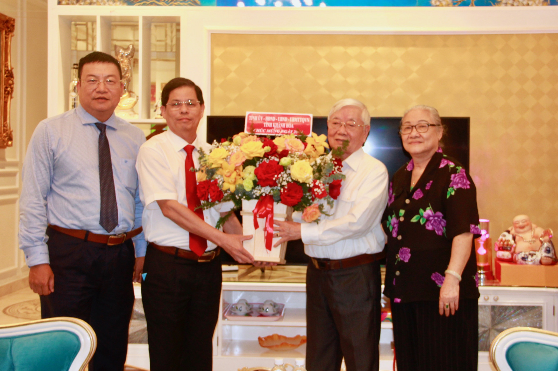 Lãnh đạo tỉnh cùng lãnh đạo Sở Giáo dục và Đào tạo tặng hoa chúc mừng ông Nguyễn Xuân Hải - Nguyên Phó Giám đốc Sở Giáo dục và Đào tạo