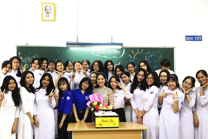 Cô Nguyễn Thị Kim Dung cùng tập thể lớp 12C3 Trường THPT Huỳnh Thúc Kháng.