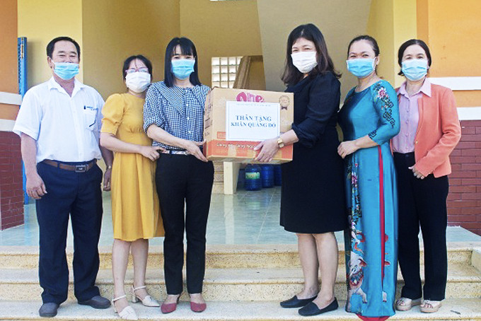 Trao khăn quàng đỏ cho Trường Tiểu học xã Ninh Trung.