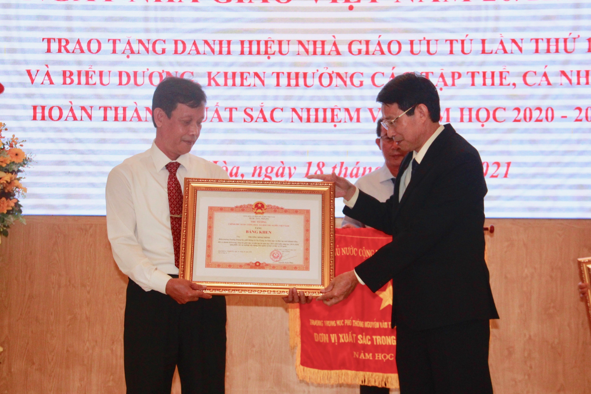 Trương Minh Trình, hiệu trưởng Trường THPT Lý Tự Trọng nhận bằng khen của Thủ tướng Chính phủ.
