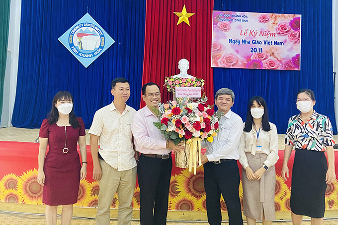 Trao 20 suất học bổng cho học sinh có hoàn cảnh khó khăn, học giỏi