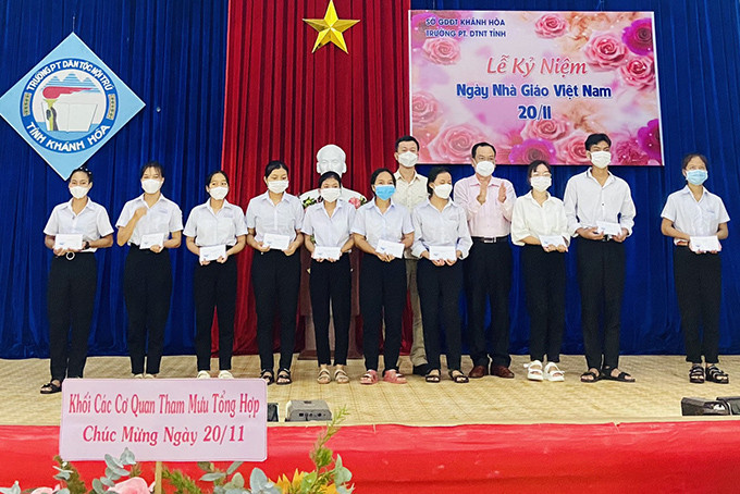 Trao học bổng cho các học sinh khó khăn, học giỏi.