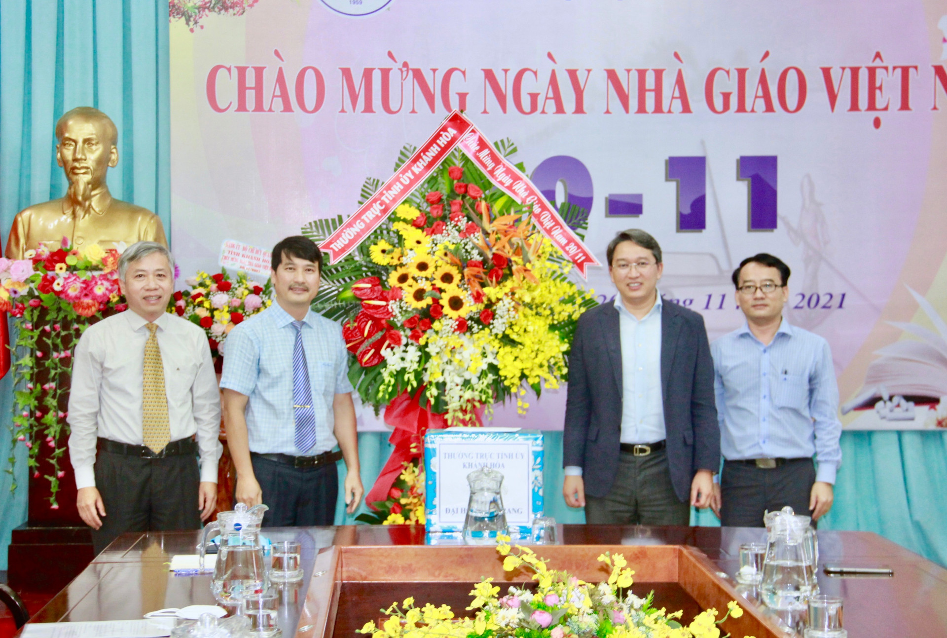 Ông Nguyễn Hải Ninh (thứ 2 từ phải sang) tặng hoa cho Trường Đại học nha Trang 