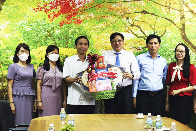 Trưởng ban Tuyên giáo Tỉnh ủy Lê Hữu Thọ thăm các đơn vị nhân ngày Nhà giáo Việt Nam