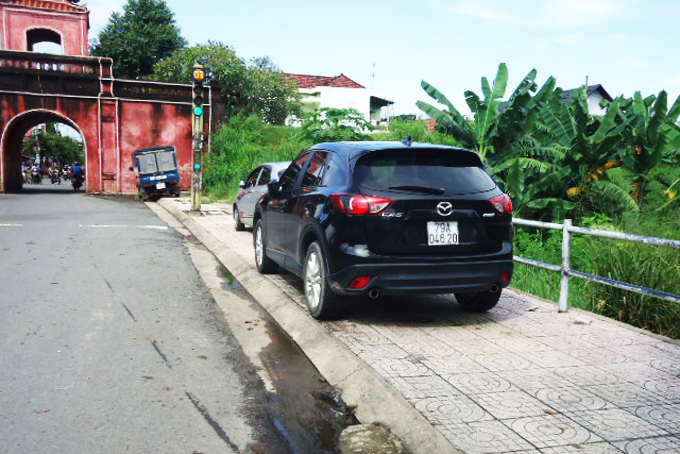 Hành lang đi bộ thành nơi đậu xe