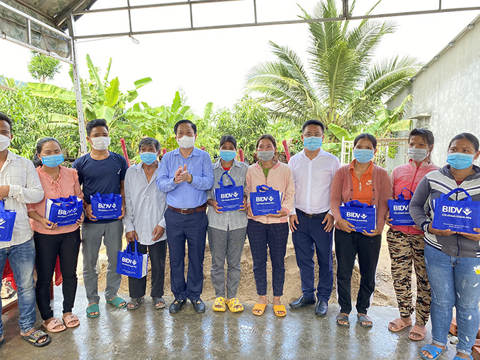 Lãnh đạo BIDV Khánh Hòa trao quà cho 10 hộ nghèo được xây nhà đợt này 