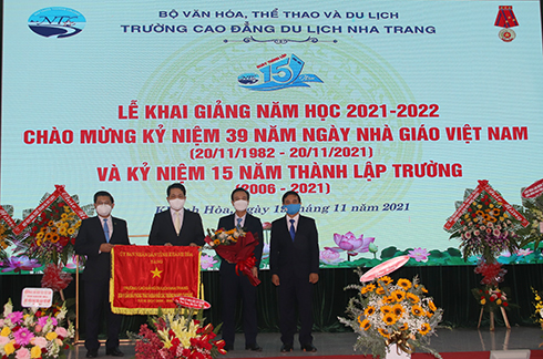  Tập thể Trường Cao đẳng Du lịch Nha Trang nhận cờ thi đua xuất sắc của UBND tỉnh.