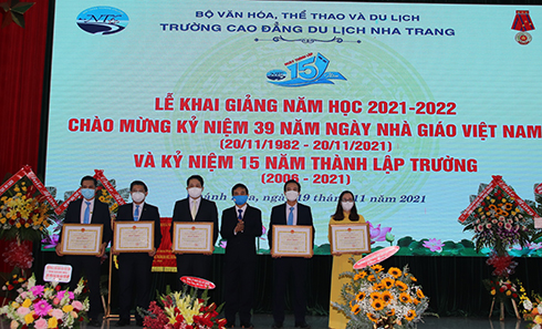 Các cá nhân của Trưởng Cao Đẳng Du lịch Nha Trang nhận bằng khen của Chủ tịch UBND tỉnh
