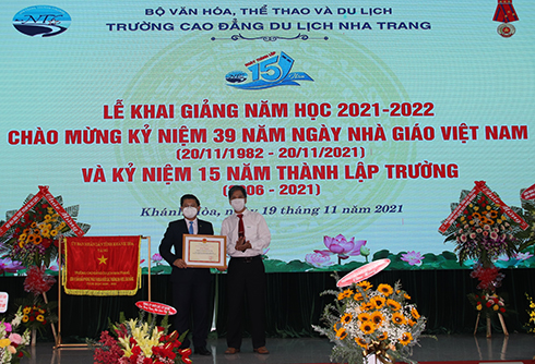 Tập thể Trường Cao Đẳng Dư lịch Nha Trang nhận bằng khen của Bộ trưởng Bộ Văn hóa, Thể thao và Du lịch