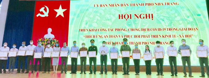 Ông Nguyễn Sỹ Khánh - Chủ tịch UBND TP. Nha Trang trao giấy khen cho các cá nhân có thành tích xuất sắc trong công tác phòng, chống dịch Covid-19 trên địa bàn thành phố.