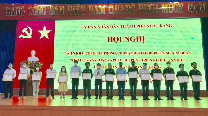 Ông Hồ Văn Mừng trao giấy khen cho các tập thể có thành tích xuất sắc trong công tác đóng góp và hỗ trợ phòng, chống dịch Covid-19.