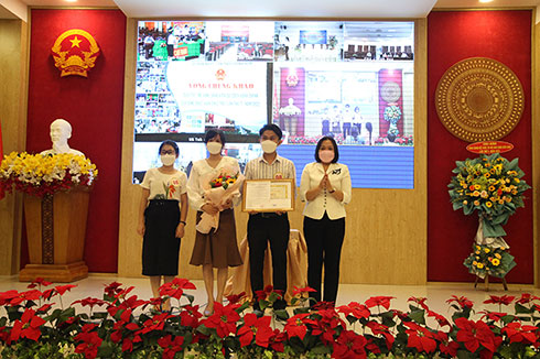 Bà Trần Thu Mai – Giám đốc Sở Nội vụ, Trưởng ban Tổ chức cuộc thi trao giải nhất cho đội Sở Thông tin và Truyền thông. 