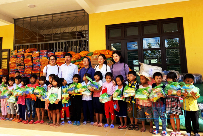 Nhóm thiện nguyện của cô Thắm trong lần ra tỉnh Thừa Thiên - Huế hỗ trợ cho các học sinh có hoàn cảnh khó khăn