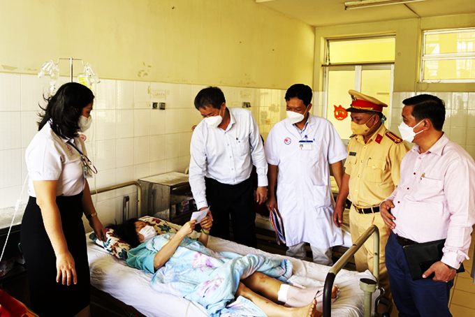 Ban An toàn giao thông tỉnh: Thăm, tặng quà các nạn nhân bị tai nạn giao thông