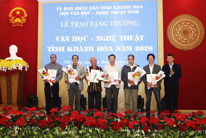 Trao Tặng thưởng Văn học Nghệ thuật tỉnh năm 2020 cho các văn nghệ sĩ. 