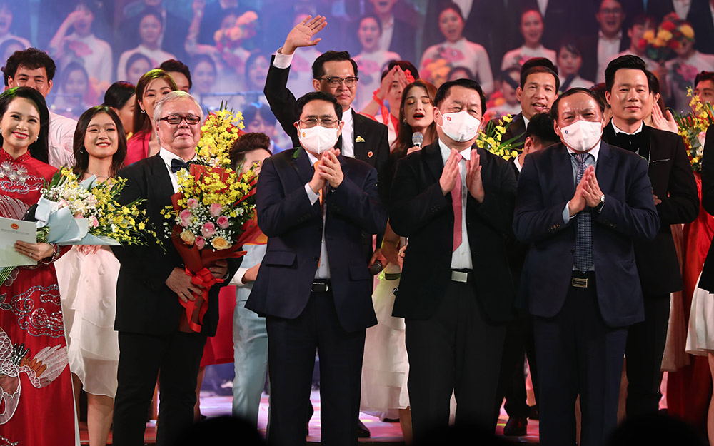  Các đồng chí lãnh đạo Đảng, Nhà nước chúc mừng các nghệ sĩ khi kết thúc chương trình.