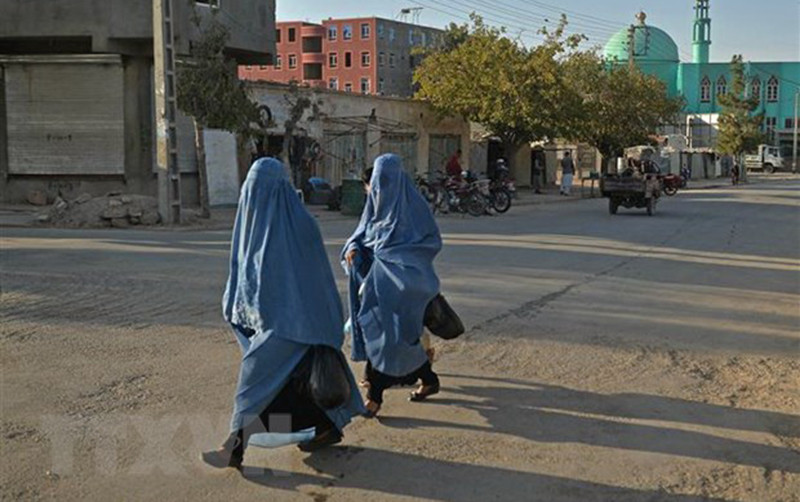 Phụ nữ Afghanistan di chuyển trên đường phố tại Qala-e-Naw, tỉnh Badghis, ngày 16/10. (Ảnh: TTXVN)
