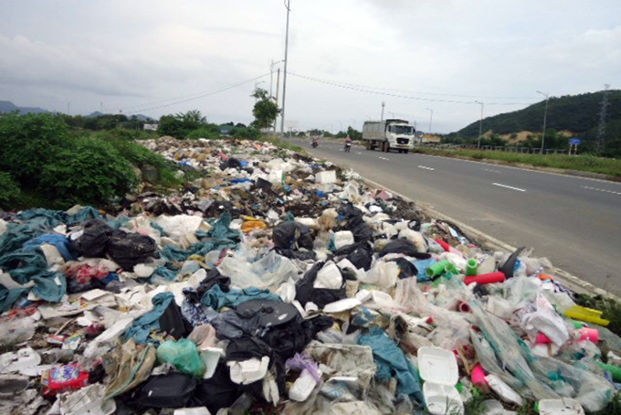 Bãi rác chiếm hành lang đường bộ