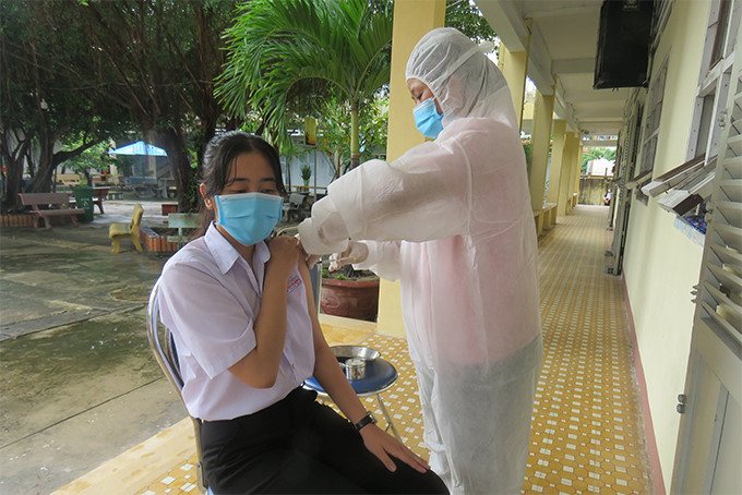 Tiêm vắc xin cho học sinh tại huyện Vạn Ninh