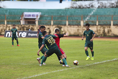 Hai đội Vạn Ninh (đỏ) và Cam Ranh (xanh) tranh tài tại giải.