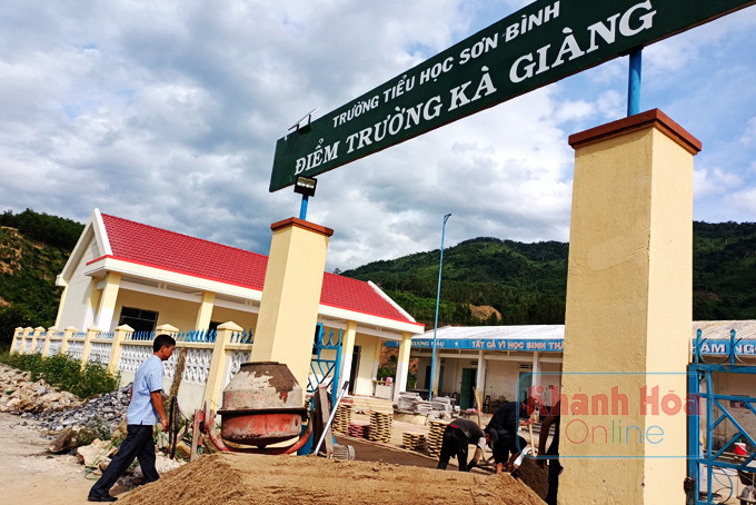 Điểm trường Kà Giàng (Trường Tiểu học Sơn Bình, huyện Khánh Sơn) được đầu tư tạo điều kiện cho học sinh dân tộc thiểu số đến trường.