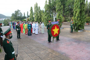 Đoàn đại biểu dự Đại hội phụ nữ tỉnh viếng Nghĩa trang liệt sĩ Hòn Dung và tháp Trầm hương