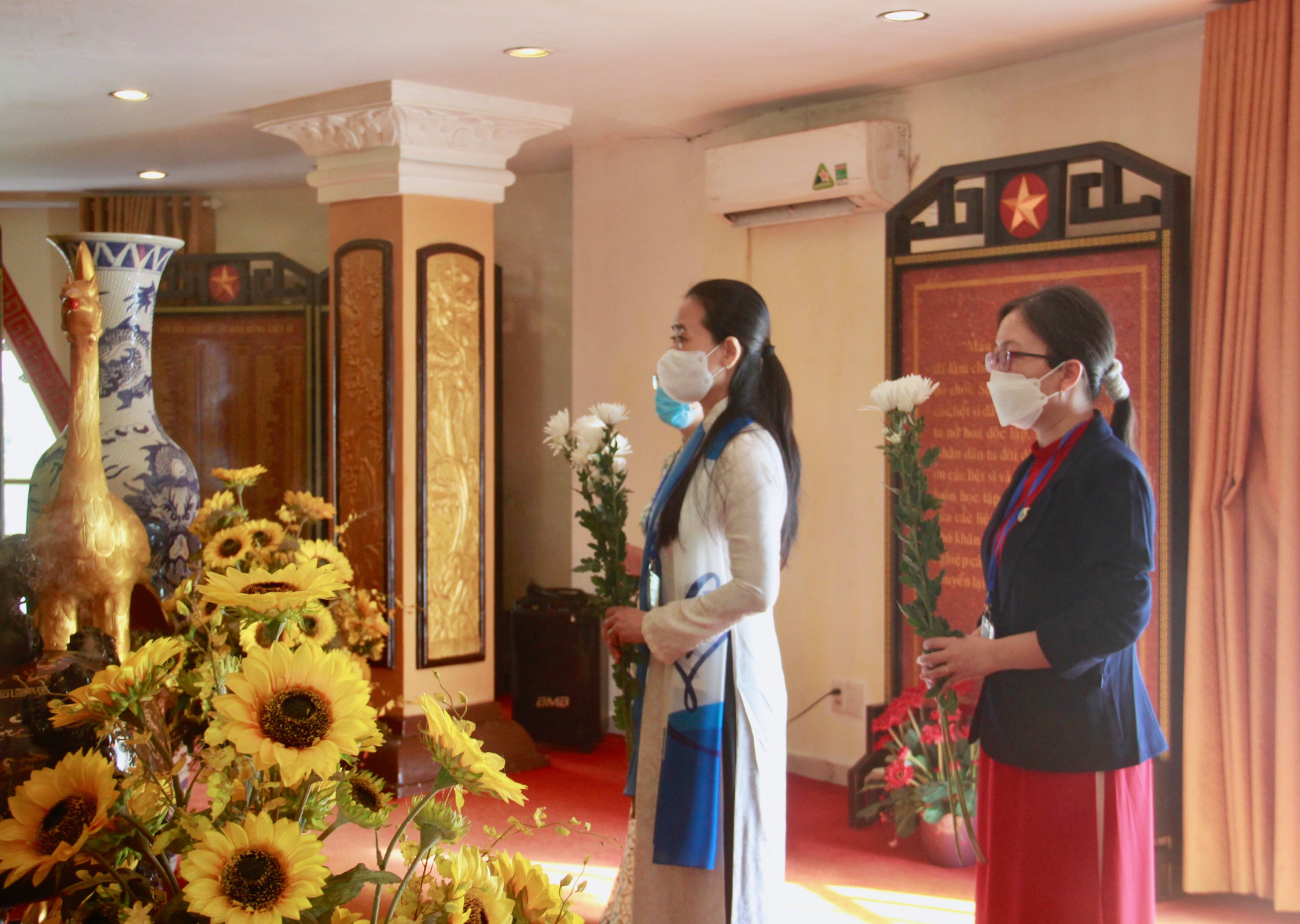 Đoàn dâng hoa, thắp hương tại Tháp Trầm Hương