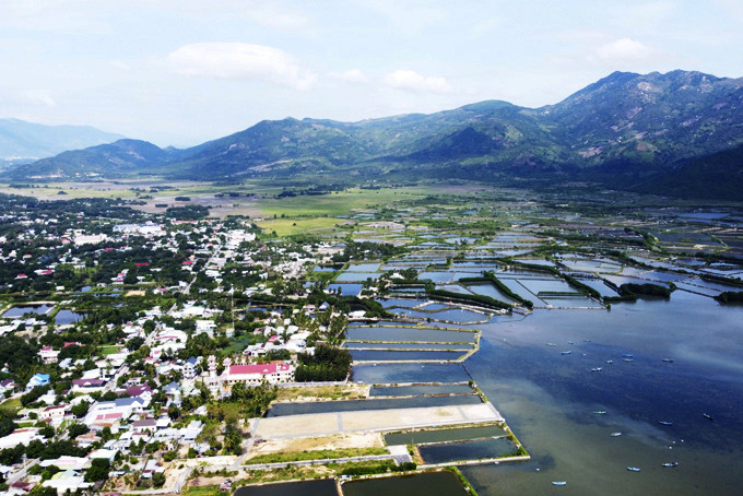 Một góc huyện Cam Lâm với đầm Thủy Triều giàu tiềm năng phát triển du lịch, dịch vụ.