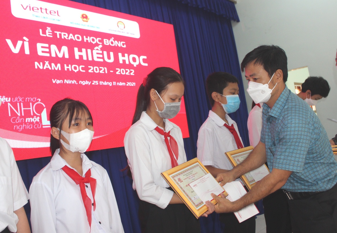 Đại diện Viettel Khánh Hòa trao học bổng cho học sinh huyện Vạn Ninh.
