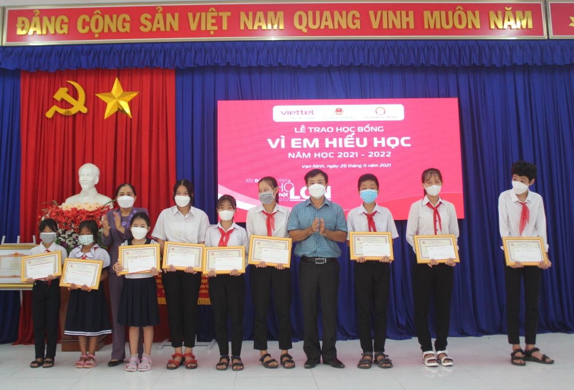 Các em học sinh có hoàn cảnh khó khăn, vượt khó học giỏi nhận học bổng của Viettel Khánh Hòa
